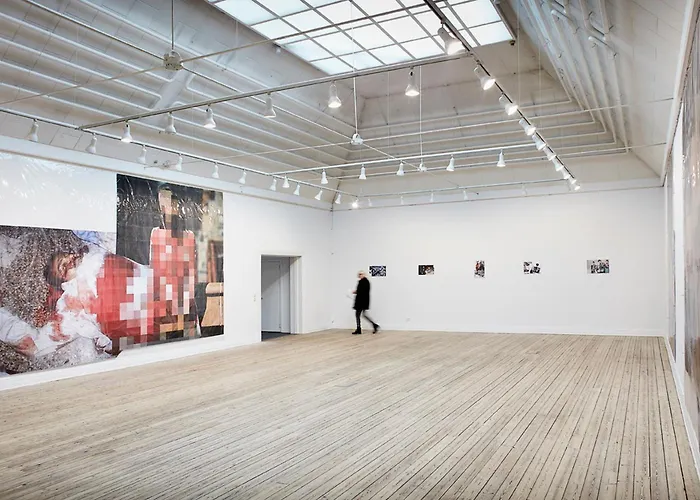 W Parking Possibility, Netflix & Near Attractions